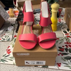 Cushionaire Women's Fuchsia Sandals NEW